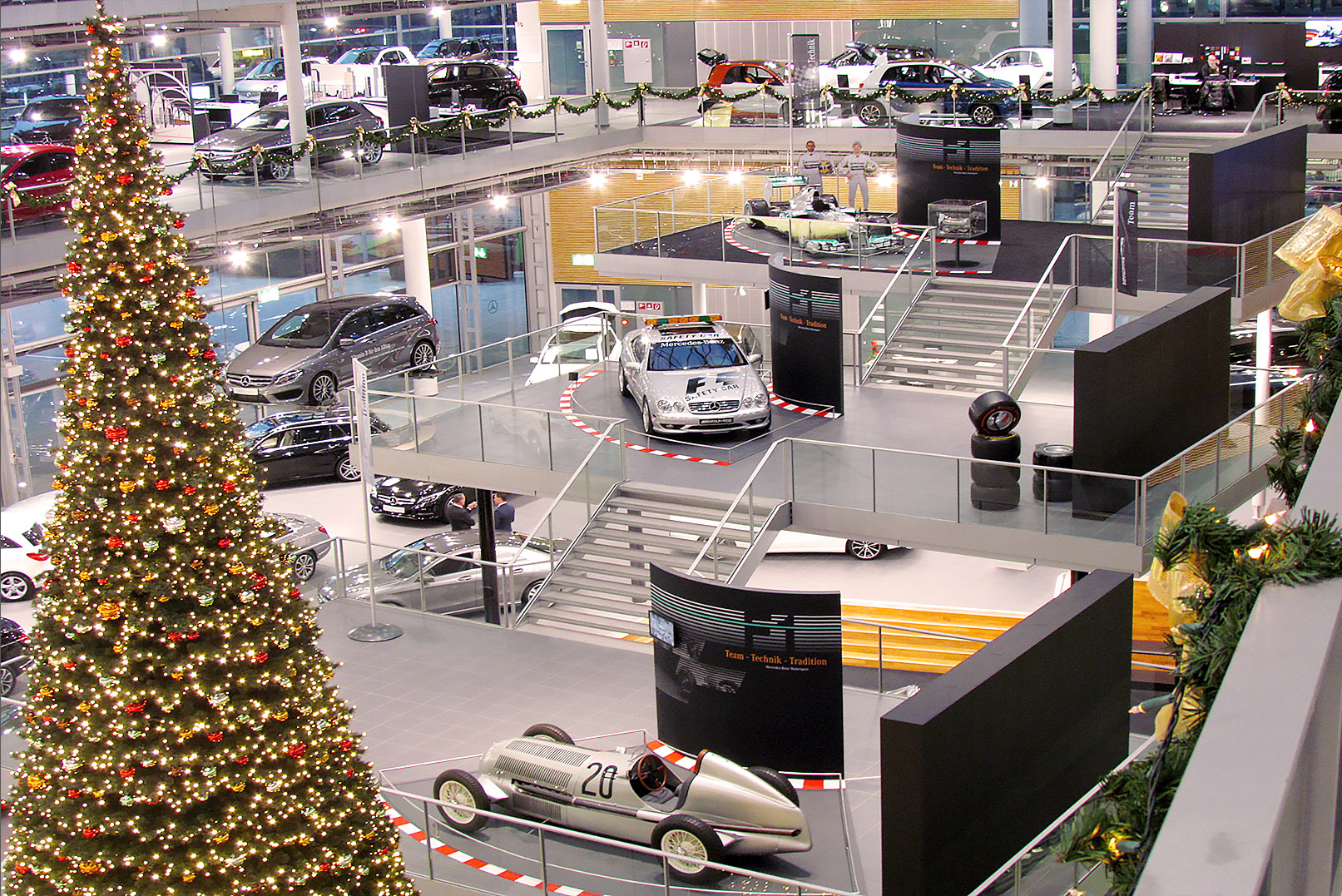 Riesen-Weihnachtsbaum für Daimler Mercedes Benz in München