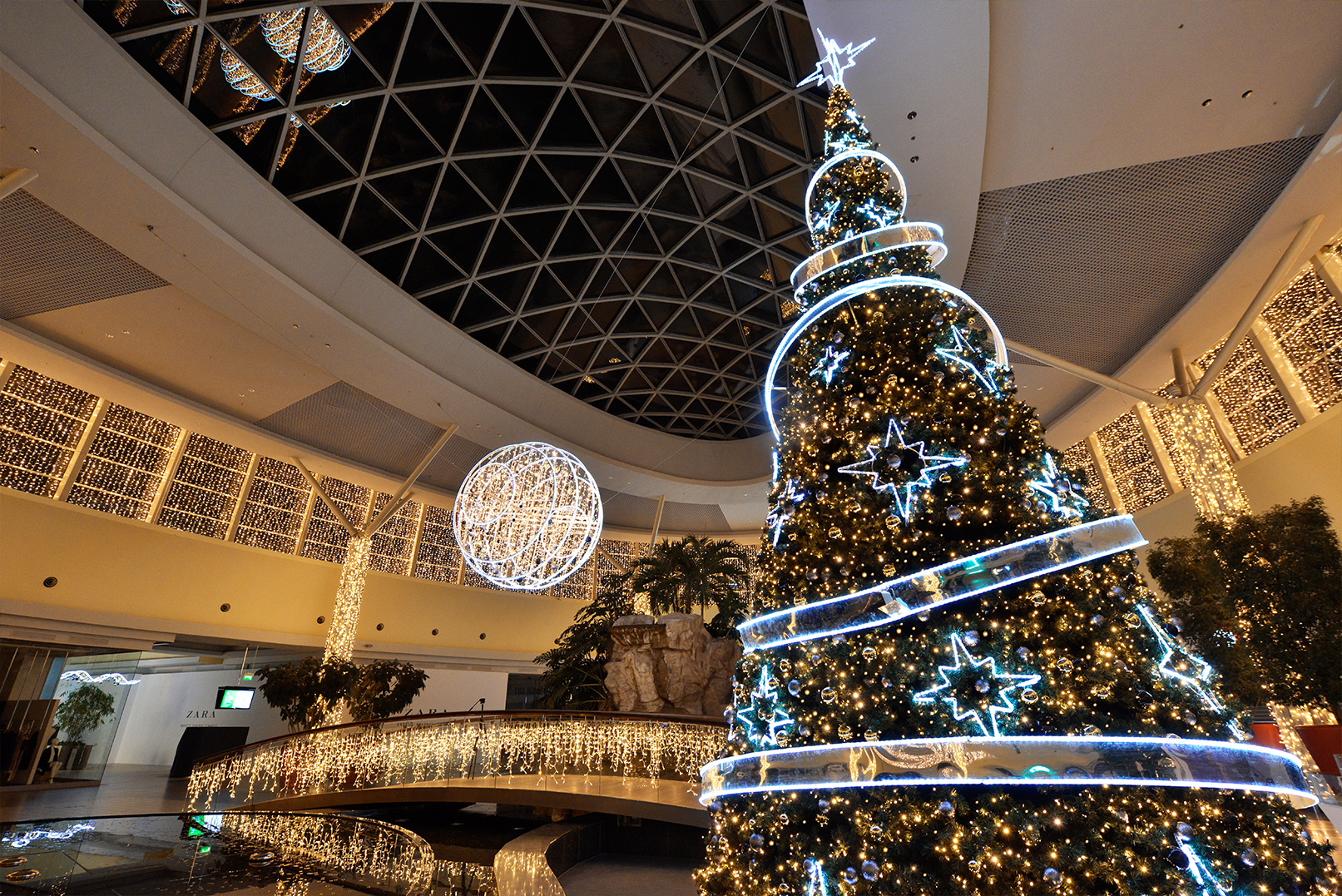 Riesen-Weihnachtsbaum für Silesia City Center